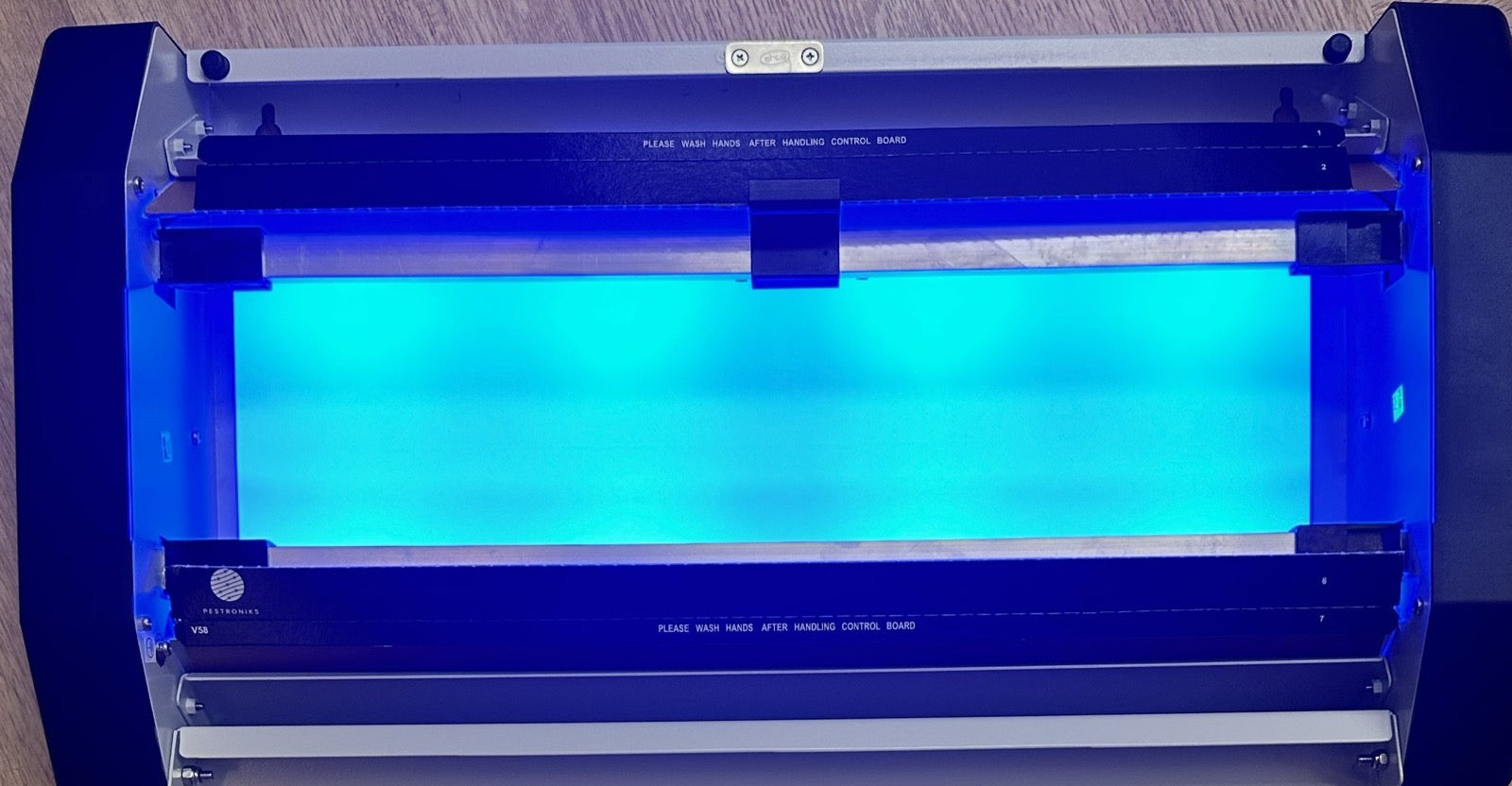 FLYghtDuo opened from the top: two inward-facing LED bars either side of the bioVE+ board